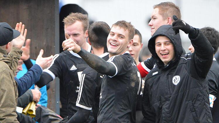 Daumen hoch f&uuml;r den ersten Ausw&auml;rts-Dreier! Gro&szlig;e Freude bei den Lichtenfelsern Niklas Lulei und Tobias Zollnhofer (rechts) nach dem Spiel in Sonnefeld. Foto: Gunther Czepera