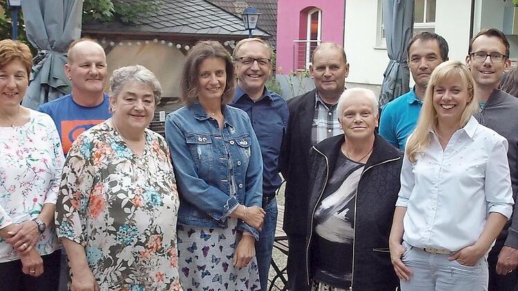 Bereits 25 oder 50 Mal spendeten diese Männer und Frauen ihr Blut für den Nächsten. Mit im Bild stellvertretender BRK-Kreisvorsitzender Armin Bandorf (rechts) und Ehrenamtsmanager Ralf Schmidt (links)