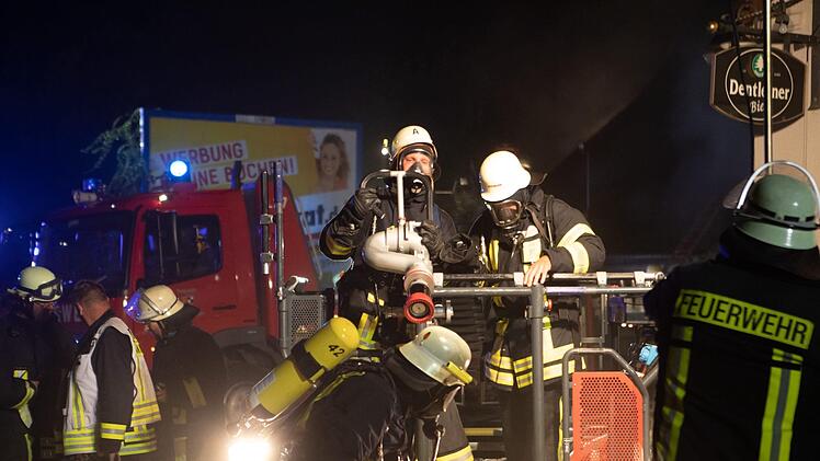 Bei einem Feuer am Montagabend waren hunderte Feuerwehrmänner im Einsatz. Foto NEWS5/Goppelt