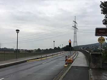 Zwischen Hallstadt und Dörfleins an der Mainbrücke  von einer roten Ampel ausgebremst zu werden - damit müssen Verkehrsteilnehmer in den nächsten  Jahren leben.  Foto: Anette Schreiber