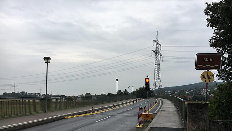 Zwischen Hallstadt und Dörfleins an der Mainbrücke  von einer roten Ampel ausgebremst zu werden - damit müssen Verkehrsteilnehmer in den nächsten  Jahren leben.  Foto: Anette Schreiber