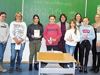 Bild: Ronya Güzel (Dritte von links) gewann den Vorlesewettbewerb der sechsten Klassen der RS I. Mit ihr freuen sich die weiteren Wettbewerbs-Teilnehmer sowie die Jury.  Foto: Heike Schülein