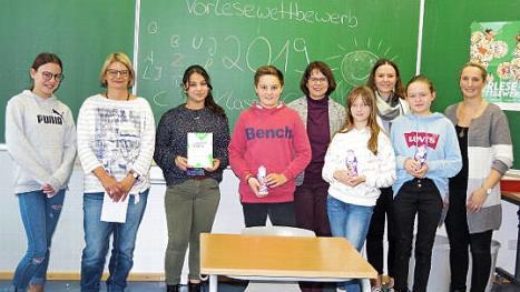 Bild: Ronya Güzel (Dritte von links) gewann den Vorlesewettbewerb der sechsten Klassen der RS I. Mit ihr freuen sich die weiteren Wettbewerbs-Teilnehmer sowie die Jury.  Foto: Heike Schülein
