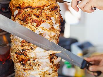 Rund zwei Kilo Fleisch haben Unbekannte in einer Döner-Bude in Münchberg verspeist