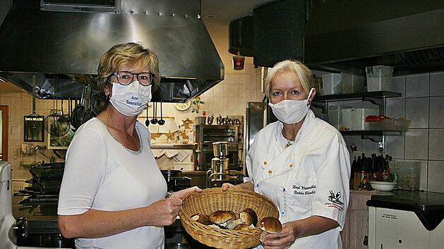 Frische Pilze in der K&uuml;che: Kerstin B&auml;r (links) und Claudia Bethke vom Hotel Wasserschloss zeigen, wie man regional einkauft und kocht.Fotos: Maria L&ouml;ffler