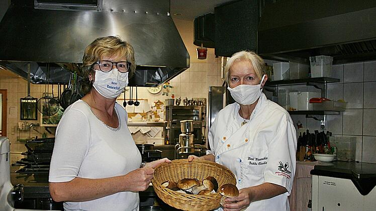 Frische Pilze in der Küche: Kerstin Bär (links) und Claudia Bethke vom Hotel Wasserschloss zeigen, wie man regional einkauft und kocht.Fotos: Maria Löffler