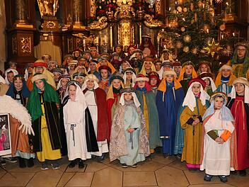 In 24 Gruppen machten sich heuer die Sternsinger der Staffelsteiner Pfarrei Sankt Kilian auf den Weg, um den Segen in die Häuser zu bringen. Wegen der Pandemie setzt die Pfarrei am Dreikönigstag auf "Segen to go-Tüten. Foto: Gerd Klemenz/Archiv