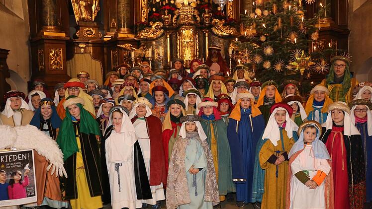 In 24 Gruppen machten sich heuer die Sternsinger der Staffelsteiner Pfarrei Sankt Kilian auf den Weg, um den Segen in die Häuser zu bringen. Wegen der Pandemie setzt die Pfarrei am Dreikönigstag auf "Segen to go-Tüten. Foto: Gerd Klemenz/Archiv
