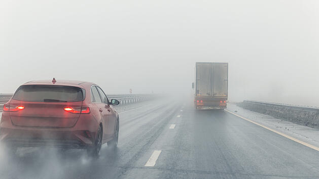 Autofahren im Nebel: Wann Nebelschlussleuchte einschalten und Bußgeld vermeiden?