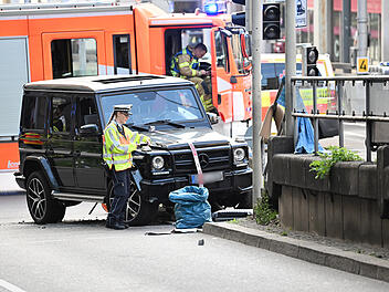 Auto fährt in Personengruppe in Stuttgart