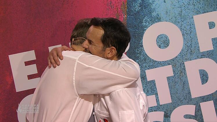 Soweit kam es nicht: Die Jury erkl&auml;rte Lafer einstimmig zum Sieger. Henssler gratulierte fair und umarmte den "Dessert-Gott" herzlich.