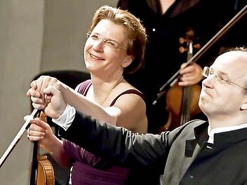 Gefeierte Solistin, geehrter Dirigent: Die Geigerin Antje Weithaas brillierte als Solistin beim Sinfoniekonzert im Landestheater. Coburgs Generalmusikdirektor Roland Kluttig, zu Beginn des Abends als "Künstler des Monats" der Metropolregion Nürnberg geehrt, beeindruckte als wunderbar einfühlsam begleitender Dirigent. Fotos: Jochen Berger