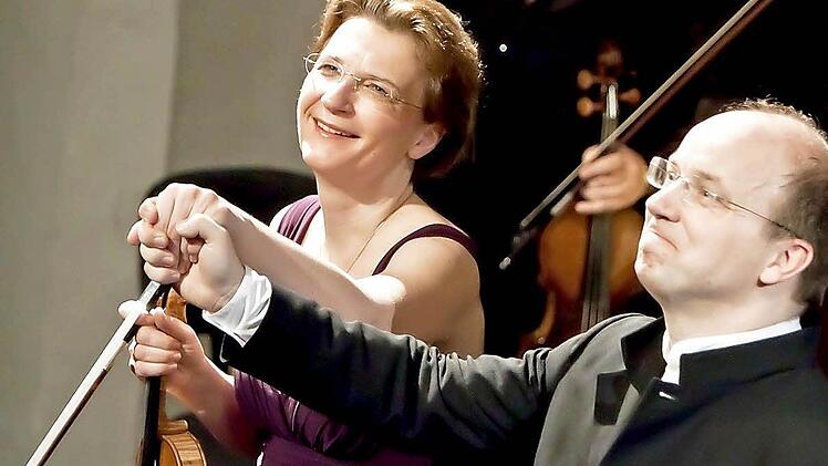 Gefeierte Solistin, geehrter Dirigent: Die Geigerin Antje Weithaas brillierte als Solistin beim Sinfoniekonzert im Landestheater. Coburgs Generalmusikdirektor Roland Kluttig, zu Beginn des Abends als "Künstler des Monats" der Metropolregion Nürnberg geehrt, beeindruckte als wunderbar einfühlsam begleitender Dirigent. Fotos: Jochen Berger