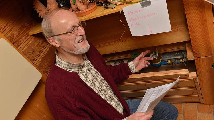 Dieter Johannes ärgert sich über eine beispiellose Erhöhung des Grundpreises beim Bamberger Trinkwasser. Unterm Strich muss er 2013 über 37 Prozent mehr fürs Frischwasser zahlen.  Foto: Ronald Rinklef