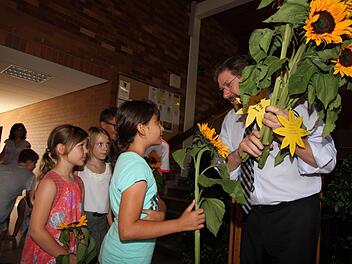 Schüler verabschieden sich von ihrem Rektor Andreas Lang. Fotos: Erlwein