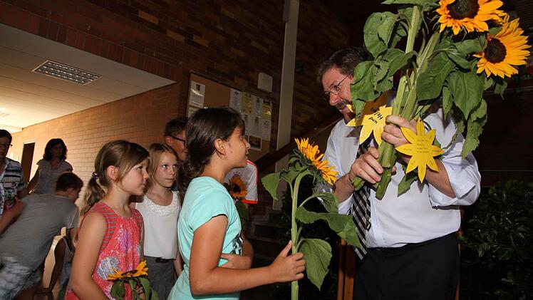 Schüler verabschieden sich von ihrem Rektor Andreas Lang. Fotos: Erlwein