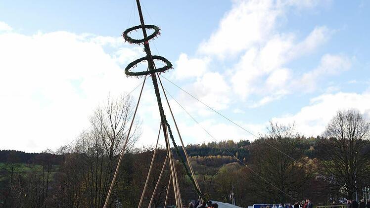 Nur mit Manneskraft wird der Kirmesbaum wieder in die Senkrechte gebracht.