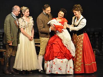 Happy End in Possenhofen am Starnberger See (v. l.): Erzherzog Max (Alois A. Walchshofer), Nené, Sissis Schwester (Johanna Maria Kräuter), Kaiser Franz Joseph (Anton Leiss-Huber), Sissi (Karolina Pasierbska) und ihre Mutter (Margot Loibnegger). Foto: Peter Klopf