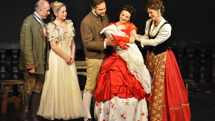 Happy End in Possenhofen am Starnberger See (v. l.): Erzherzog Max (Alois A. Walchshofer), Nené, Sissis Schwester (Johanna Maria Kräuter), Kaiser Franz Joseph (Anton Leiss-Huber), Sissi (Karolina Pasierbska) und ihre Mutter (Margot Loibnegger). Foto: Peter Klopf