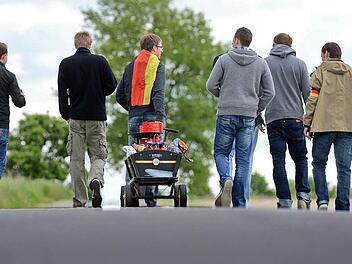 Sind bierselige Bollerwagenausflüge bald Geschichte? Foto: Julian Stratenschulte/dpa