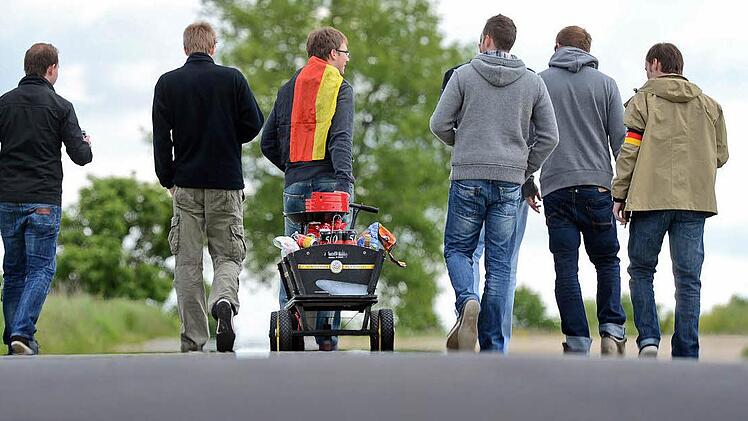 Sind bierselige Bollerwagenausflüge bald Geschichte? Foto: Julian Stratenschulte/dpa