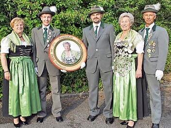 Von links, mit der neuen Scheibe: Erste Ritterin Erika Eck, Erster Schützenmeister Fabian Wäschenfelder, Zweiter Schützenmeister Sven Klostermann, Schützenkönigin Helga Hemmerich und Zweiter Ritter und Oberschützenmeister Michael Eck. Foto: privat