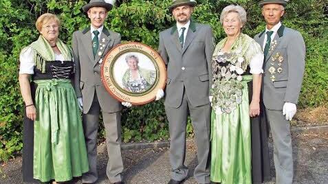 Von links, mit der neuen Scheibe: Erste Ritterin Erika Eck, Erster Schützenmeister Fabian Wäschenfelder, Zweiter Schützenmeister Sven Klostermann, Schützenkönigin Helga Hemmerich und Zweiter Ritter und Oberschützenmeister Michael Eck. Foto: privat