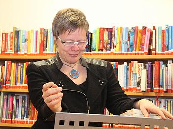 Autorin Friederike Schmöe bei einer Lesung.  Foto: A'rchiv