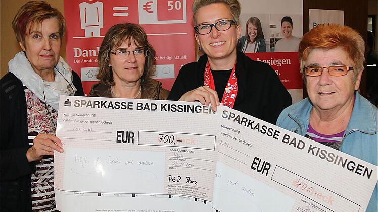 Pfarrgemeinde und Kirchenführung spendeten insgesamt 1100 Euro. Foto: Gerd Schaar