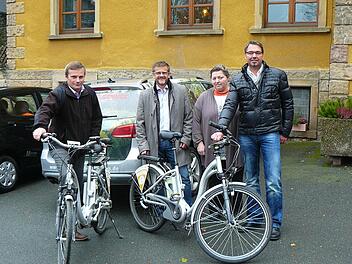 Iris Haueis vom Landgasthof in Hermes ist zufrieden mit der Nachfrage und Nutzung des E-Bike-Angebotes. Unser Bild zeigt sie mit (von links) Hans Schneider und Markus Franz von der Frankenwald Touristik sowie Movelo-Geschäftsführer Andreas Senger. Foto: Klaus-Peter Wulf