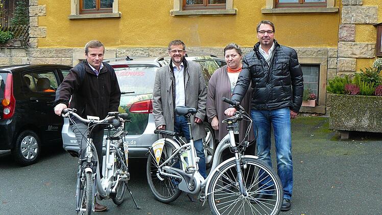 Iris Haueis vom Landgasthof in Hermes ist zufrieden mit der Nachfrage und Nutzung des E-Bike-Angebotes. Unser Bild zeigt sie mit (von links) Hans Schneider und Markus Franz von der Frankenwald Touristik sowie Movelo-Geschäftsführer Andreas Senger. Foto: Klaus-Peter Wulf