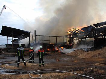 Trotz des enormen Feuerwehr-Aufgebotes waren die Flammen nicht mehr Griff zu kriegen.Foto: Ralf Kestel