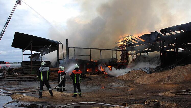 Trotz des enormen Feuerwehr-Aufgebotes waren die Flammen nicht mehr Griff zu kriegen.Foto: Ralf Kestel