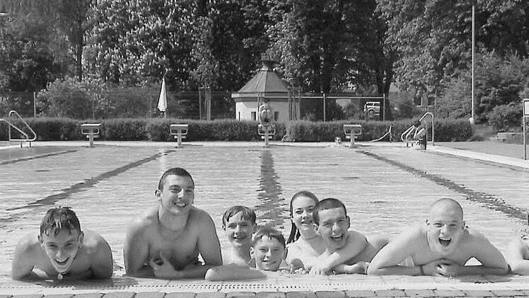 Viel Spaß bot das Freizeitbad vielen jungen Leuten - früher und heute. Foto: Archiv Saale-Zeitung