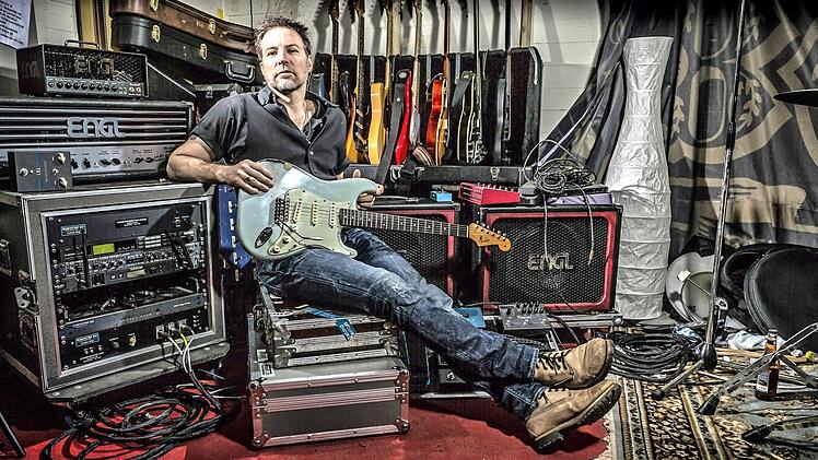 Ein Gitarrist mit Leib und Seele ist Ben Granfelt. Am 16. März zeigt das ehemalige Mitglied der Leningrad Cowboys und der Gruppe Wishbone Ash auf Einladung des Burgkunstadter Kleinkunstvereins Tecnet Obermain im Tecnet Zentrum Burkersdorf sein Können.  Foto: privat