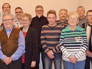 Für langjährige Mitgliedschaft wurden geehrt (von links): Hedwig Back, Evelin Krebs, Robert Herterich, 2. Vorsitzender Ewald Brand, Peter Krebs, Gertraud Faltus, Jürgen Vollert, Klaus Müller, Johann Marek, Resi Sixt, Josef Schwarz, Dieter Büttner und Konrad Simon. Foto: Andreas Lomb