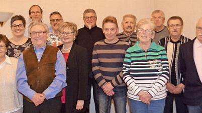 Für langjährige Mitgliedschaft wurden geehrt (von links): Hedwig Back, Evelin Krebs, Robert Herterich, 2. Vorsitzender Ewald Brand, Peter Krebs, Gertraud Faltus, Jürgen Vollert, Klaus Müller, Johann Marek, Resi Sixt, Josef Schwarz, Dieter Büttner und Konrad Simon. Foto: Andreas Lomb