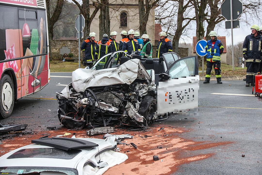 Auto prallt mit hoher Wucht gegen Linienbus