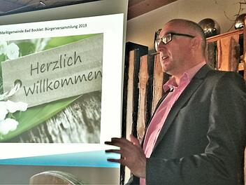 Bürgermeister Sandwall bei seinem Rechenschaftsbericht in Steinacher. Foto: Sigismund von Dobschütz