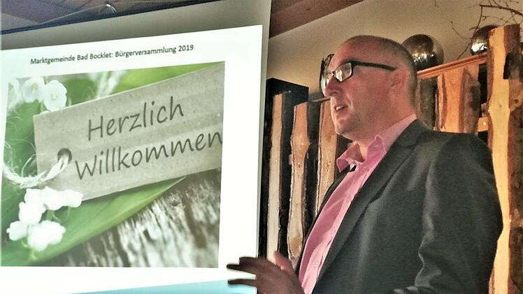 Bürgermeister Sandwall bei seinem Rechenschaftsbericht in Steinacher. Foto: Sigismund von Dobschütz
