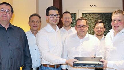 Die neue F&uuml;hrungsriege mit (von links) stellvertretendem Vorsitzenden Dieter Freitag, Schriftf&uuml;hrer Oliver Uhle, Vorsitzendem Philipp Knauer, stellvertretendem Vorsitzenden Andre Fischer (neu), dem scheidenden Vorsitzenden Thomas Eckstein, stellvertretendem Vorsitzenden Christopher Frank (neu) und Vorsitzendem Sebastian G&ouml;&szlig;l Fotos: A. Kemnitzer