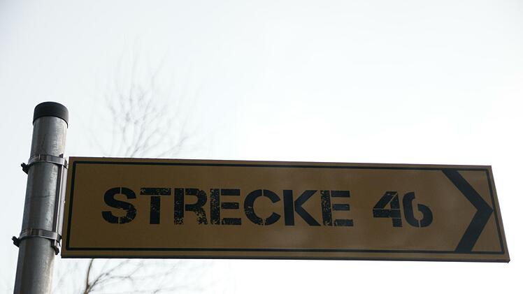 Gelbe Hinweisschilder f&uuml;hren zu den Attraktionen des Spurensucherpfades. Foto: Steffen Standke