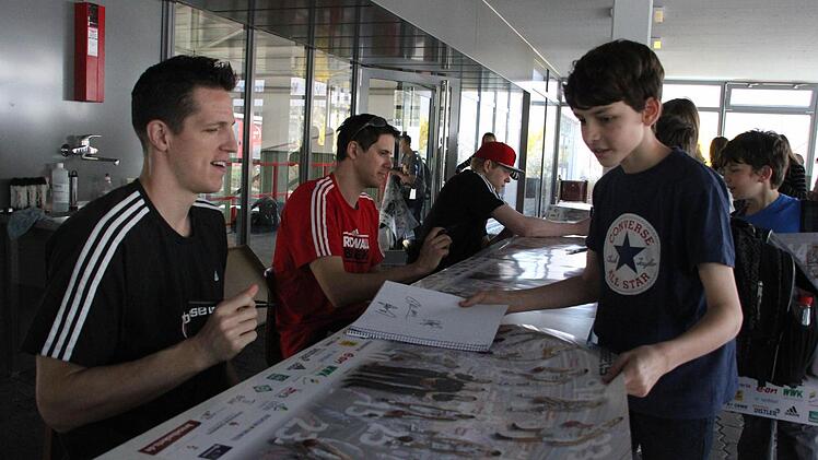Casey Jacobsen, Bo&scaron;tjan Nachbar und Philipp Neumann (von links) bei der Autogrammstunde an der Wallburg-Realschule in Eltmann,