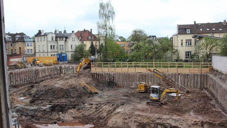 Das Loch, das eine Tiefgarage werden soll. Foto: Simone Bastian