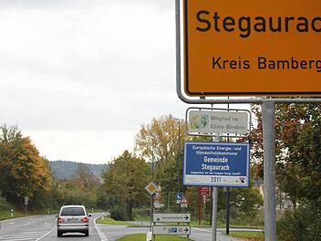 Auf den Schildern am Ortseingang zeigt die Gemeinde, dass sie schon bisher einiges in Sachen Klimaschutz unternommen hat. Foto: Hans Kurz