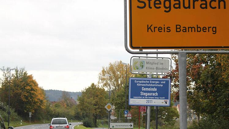 Auf den Schildern am Ortseingang zeigt die Gemeinde, dass sie schon bisher einiges in Sachen Klimaschutz unternommen hat. Foto: Hans Kurz
