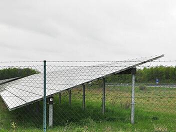 Der Gemeinderat Wonfurt hat sich mit großer Mehrheit gegen eine weitere Freiflächen-Photovoltaikanlage an der A 70 in Wonfurt ausgesprochen. Eine solche Anlage (unser Bild) steht bereits an der Maintalautobahn.  Foto: Ulrike Langer