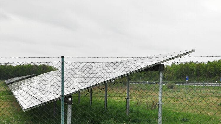 Der Gemeinderat Wonfurt hat sich mit großer Mehrheit gegen eine weitere Freiflächen-Photovoltaikanlage an der A 70 in Wonfurt ausgesprochen. Eine solche Anlage (unser Bild) steht bereits an der Maintalautobahn.  Foto: Ulrike Langer