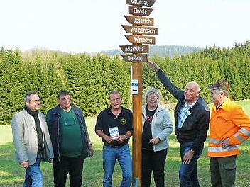 Schmucke Wegweiser aus Lärchenholz helfen den Wanderern im Bereich des Marktes Wirsberg bei der Orientierung. Im Bild (von links) Raimund Schramm, die Wegewarte Gerhard Löw und Roland Meisel, Erika Lauterbach vomk Frankenwaldverein, Bürgermeister Hermann Anselstetter und Bauhofleiter Helmut Goller.  Foto: Klaus-Peter Wulf