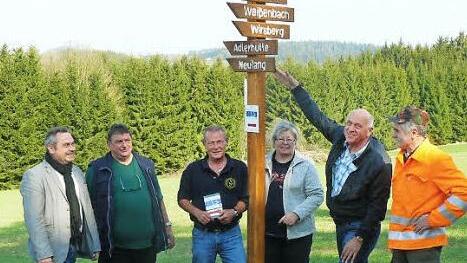 Schmucke Wegweiser aus Lärchenholz helfen den Wanderern im Bereich des Marktes Wirsberg bei der Orientierung. Im Bild (von links) Raimund Schramm, die Wegewarte Gerhard Löw und Roland Meisel, Erika Lauterbach vomk Frankenwaldverein, Bürgermeister Hermann Anselstetter und Bauhofleiter Helmut Goller.  Foto: Klaus-Peter Wulf